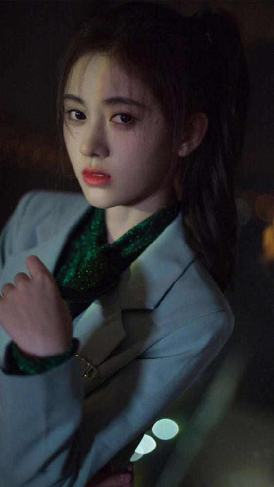 鞠婧祎高清壁纸:西装服的小可爱,有一种别样的韵味,超