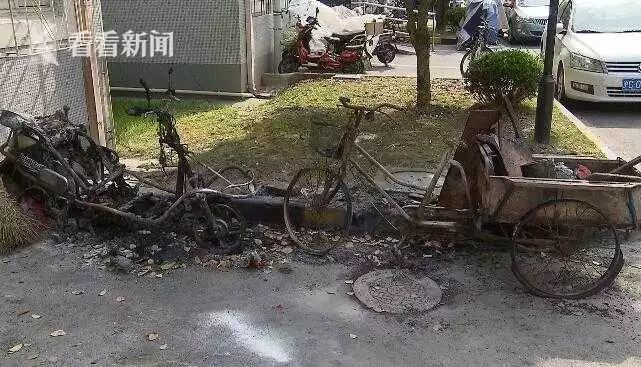 原先停靠与此的电动车以及三轮车已被完全烧毁,地上的灼烧痕迹清晰