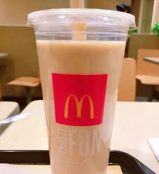 福建福州一女子在麦当劳奶茶里喝出消毒水 致消化道