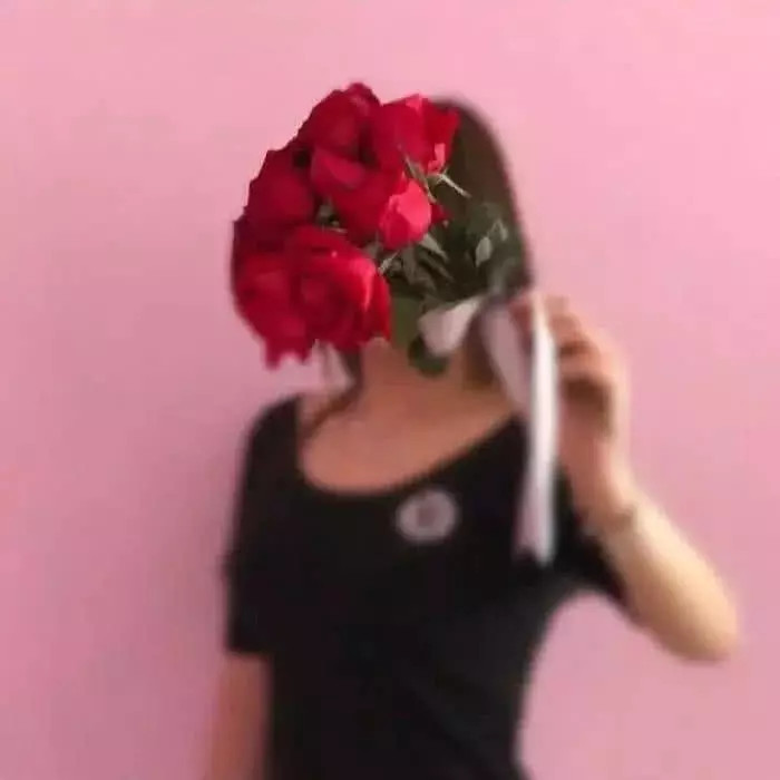 单单突出这个代表着爱情的玫瑰花,创意真的很棒呢~换上这样的情侣头像