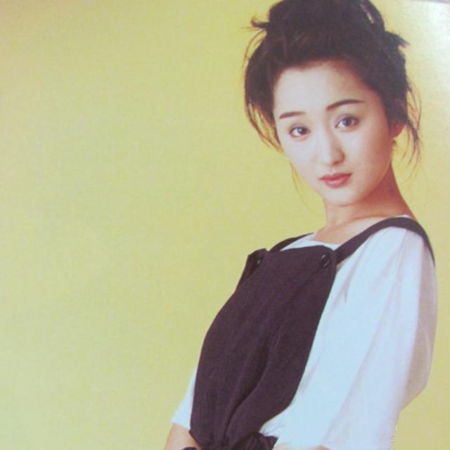看了杨钰莹年轻时照片,才明白为何淡出30年,网友对她念念不忘