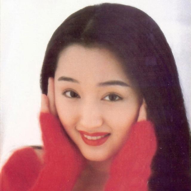 看了杨钰莹年轻时照片,才明白为何淡出30年,网友对她念念不忘