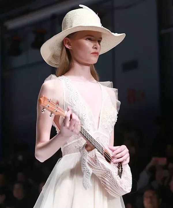 艾幕婚纱_希儿芙乐艾婚纱图片