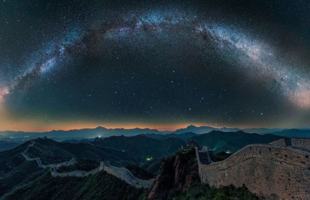 长城上空的银河拱桥.图/视觉中国