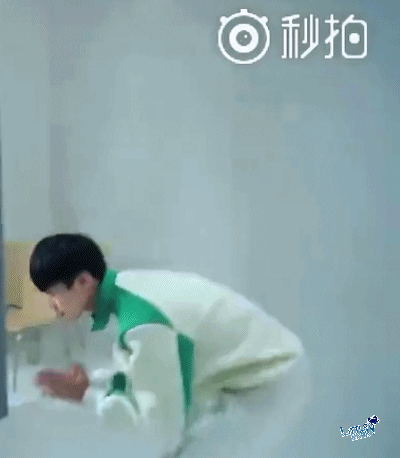 王俊凯对粉丝有礼貌,对粉丝态度的谦逊的实例非常多.