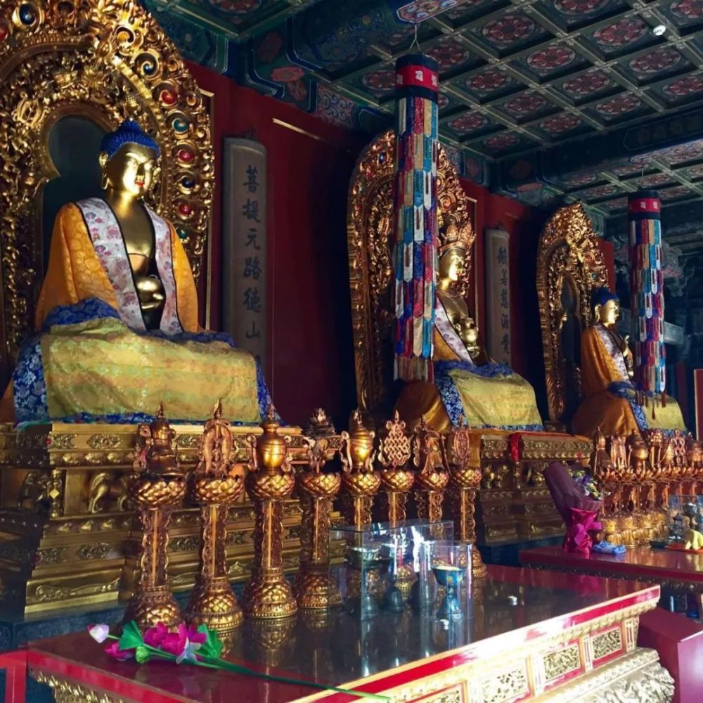 (上图:雍和宫大殿前香烟缭绕) (上图:威武雄壮的石狮子) (上图:大雄