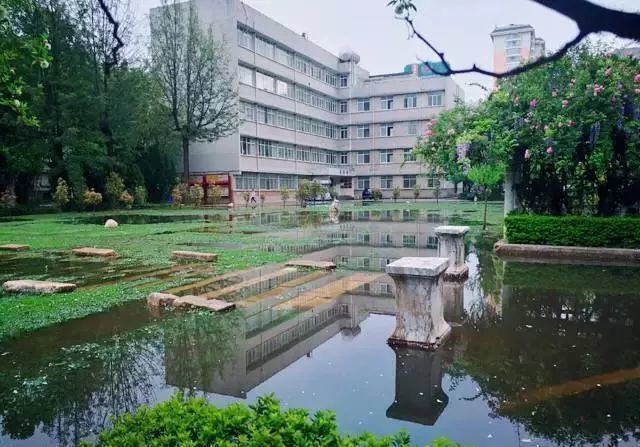 云南财经大学,有携龙泉校区和安宁校区两个校区,主校区龙泉校区,位于