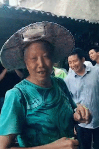搞笑gif:看他表情就知道输不了,真是全靠他