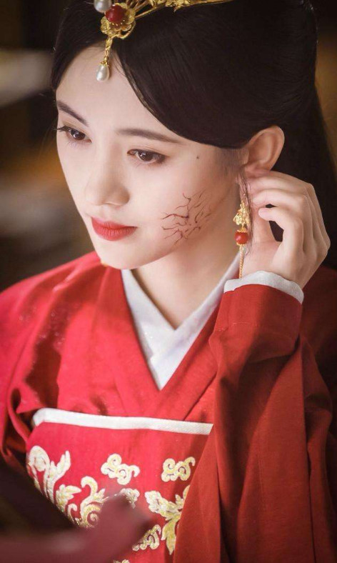 鞠婧祎的颜值真的很适合古装造型,尤其是当她穿上红衣的时候更是美艳