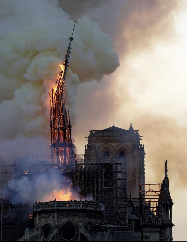 四问巴黎圣母院火灾,大火烧在整个法国的心上