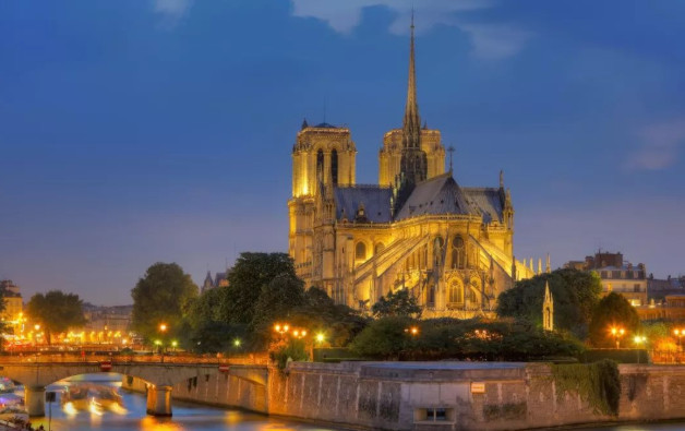巴黎圣母院大火全毁,15年前电影台词预言成真