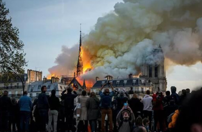 巴黎圣母院大火全毁,15年前电影台词预言成真