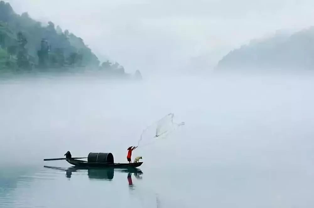 "青箬笠,绿蓑衣,斜风细雨不须归. "