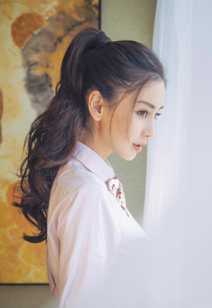 angelababy打造小清新学院风的造型,大方可爱又俏皮