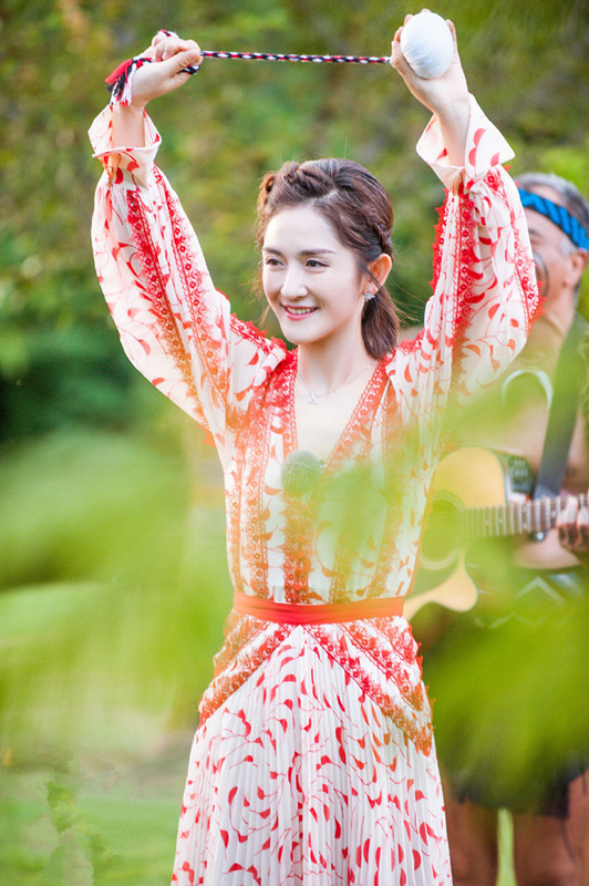 穿裙子的女生很美,谢娜穿米白色衬衫搭长裙,气质也好了不少!