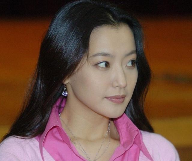 韩国第一美人金喜善素颜大变样,网友直呼认不出,这手是男人的吧