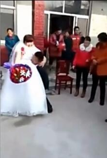 新娘太胖 新郎使出浑身解数抱不动