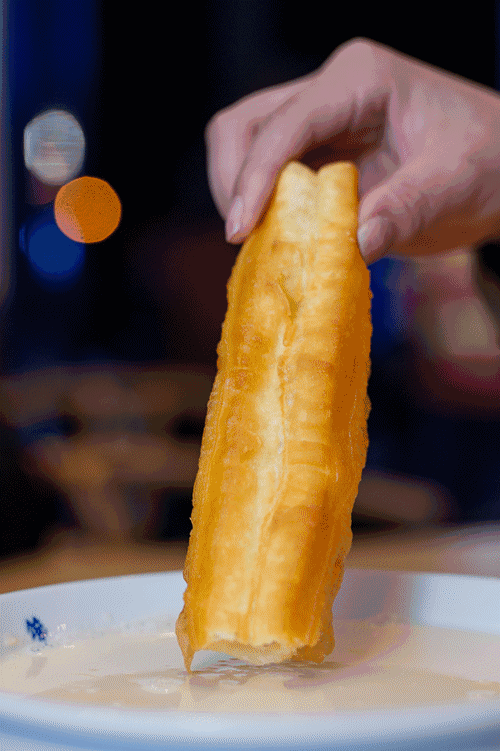 这个随时可以吃到的豆浆油条店,很治愈.