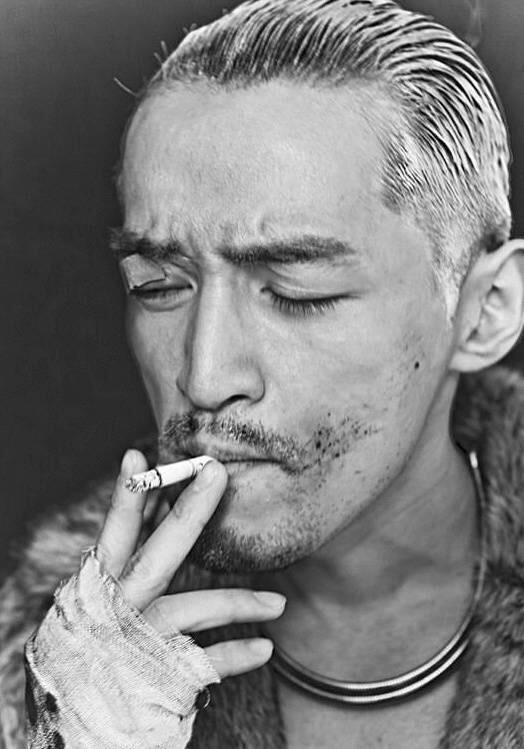 胡歌写真照变身老男人,痞里痞气,让人难以认出!