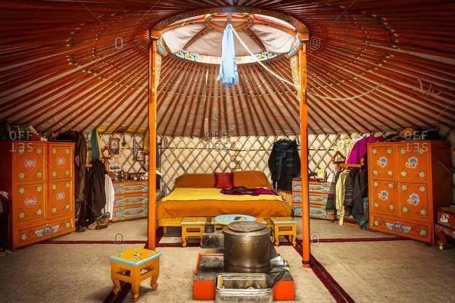 传统游牧民族的蒙古包比较注重实用性,the pavilions对其进行了现代化