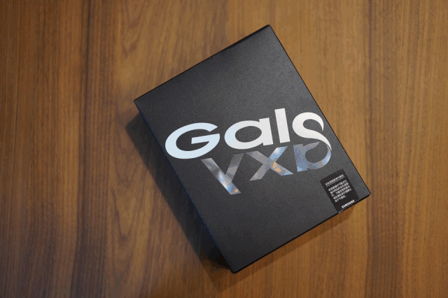 三星galaxy fold 折叠屏手机开箱