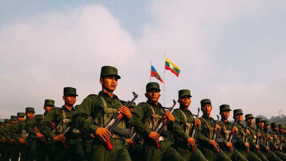 缅甸华人自治区阅兵了,装备似山寨中国,还有无人机方队