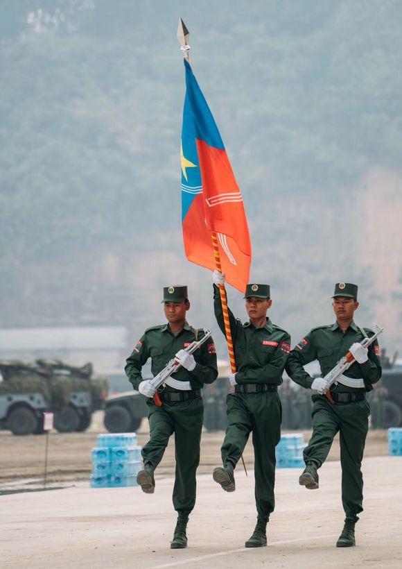 缅甸华人自治区阅兵了,装备似山寨中国,还有无人机方队