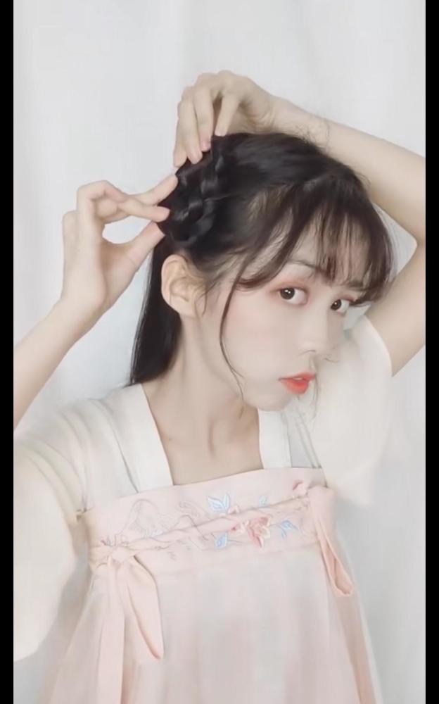 很多小仙女穿上了一身好看的汉服,却发愁发型怎么搞,今天菜花带来的