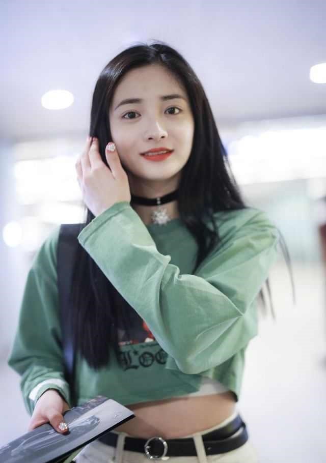王思聪新任女友周洁琼露脐装秀身材