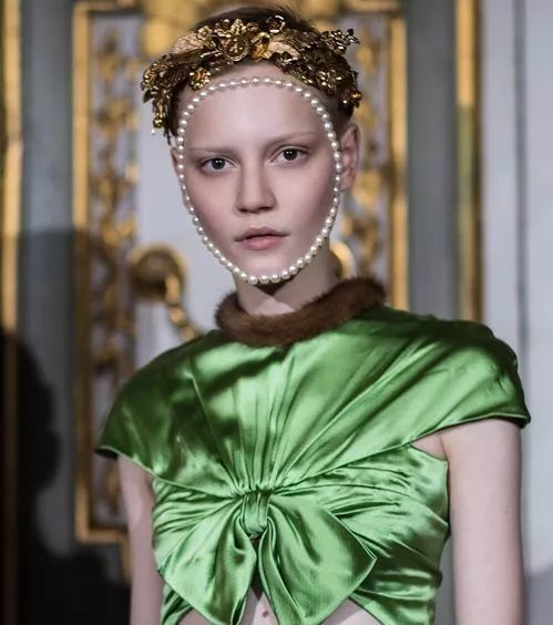 gucci cruise 2018的秀场妆容直接用珍珠在model脸上围了一个圈.