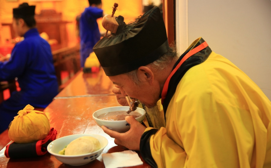 长春观道士吃饭,看到饭菜网友惊呼:怪不得和尚胖,道士
