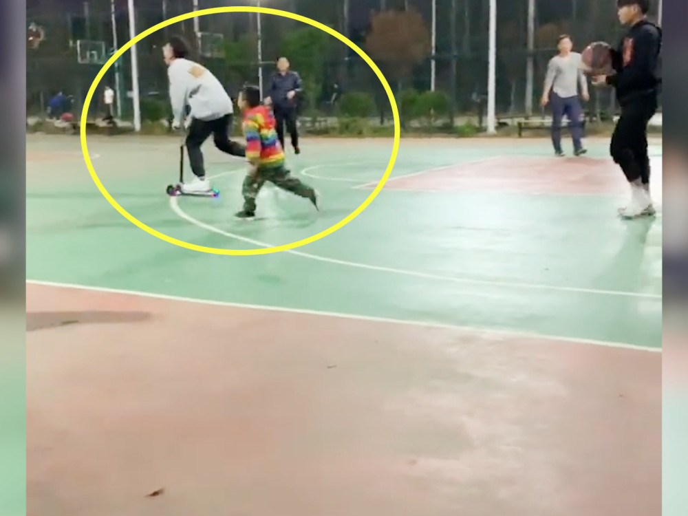 哥哥打球弟弟捣乱，哥哥一气之下竟做出这种行为，弟弟:哥我错了