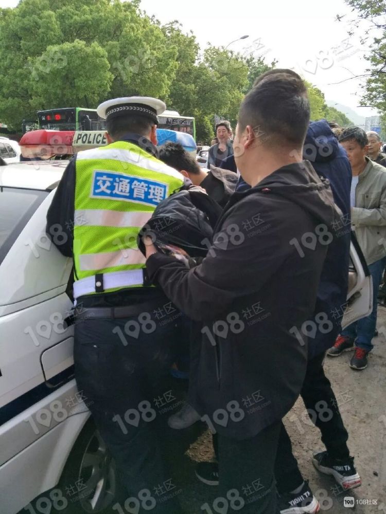 便衣警察出动!江滨中路老人被戴手铐押走,一女人