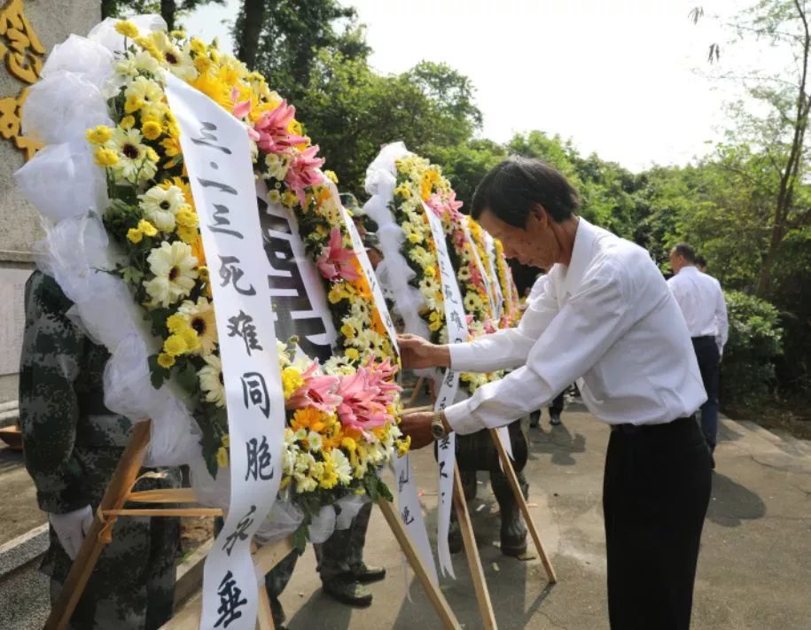 上午10时, 悼念现场庄严肃穆, 万人坟纪念碑前摆满花圈.