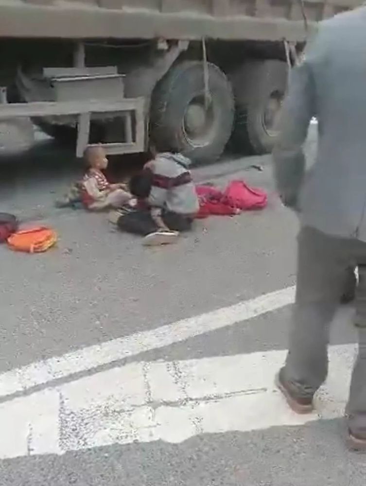 南宁马山一电动车遭大货车碾压!两女孩当场身亡,母子