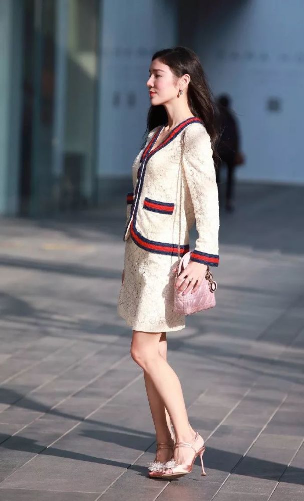 女性搭配高跟鞋,让自己显得更加有女人味