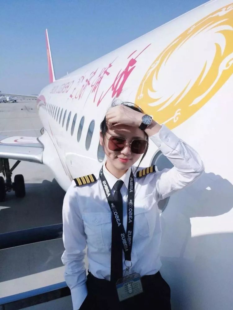 别人家的26岁!这个美女或是目前全球最年轻女机长