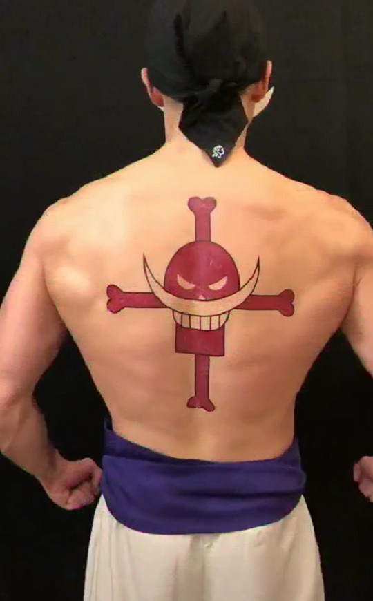 小伙高价cos白胡子,只为