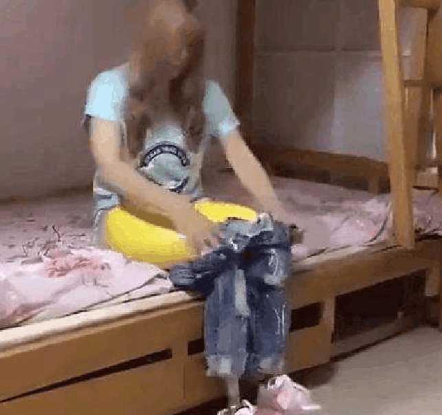 90后女子悠然的坐在床边,惹人喜欢,褪去外衣令众人刮目相看