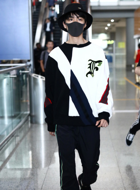 王俊凯现身机场,有谁注意到他衣服上的这符号?网友:莫名的感动