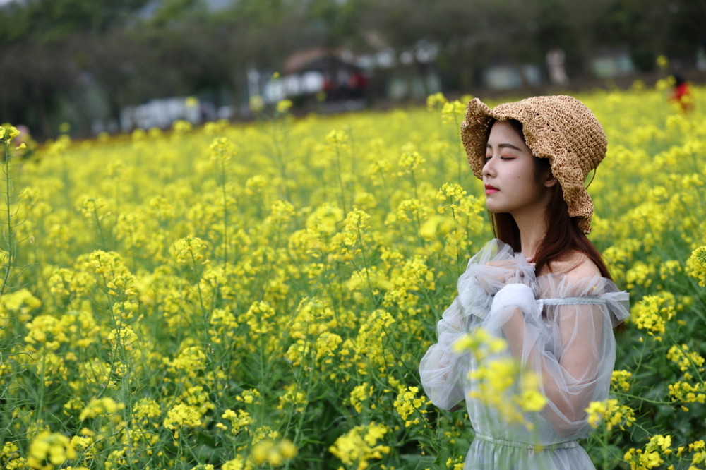 美女街拍:氧气小姐姐一身黄裙时尚又显白,笑容灿烂甜美,喜欢!