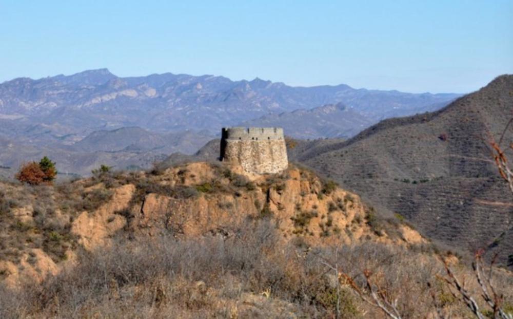 烽火台又称烟墩,墩台,是区别与敌楼的一种实心建筑,它是长城沿线或