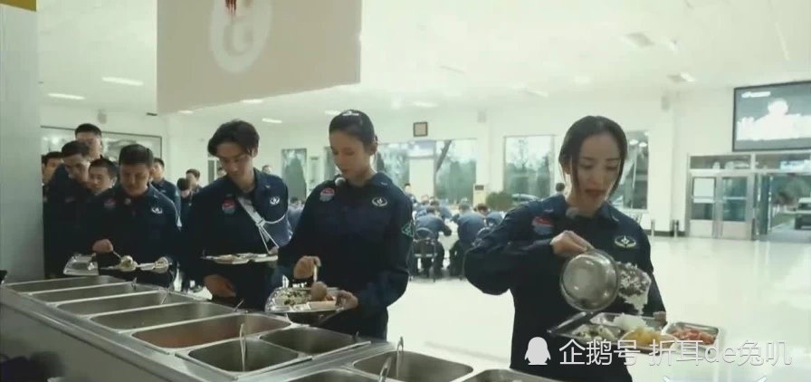 飞行员的伙食是什么样的?看到以后让人流口水,网友:爱