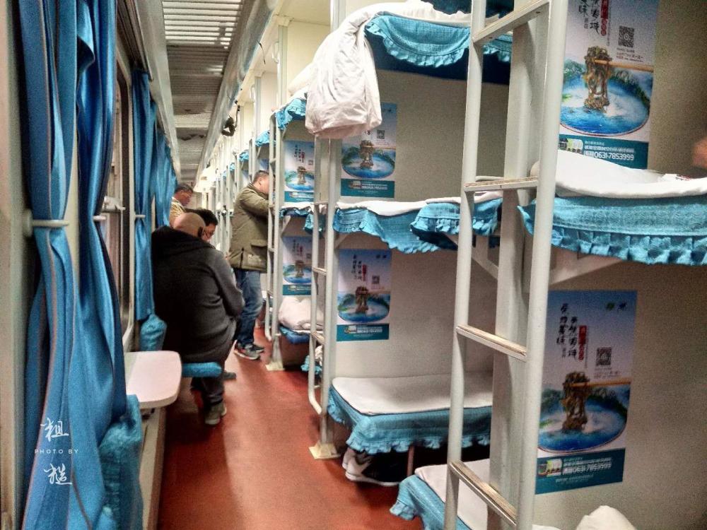 火车硬卧，建议女生买上铺，别买中铺和下铺，列车员说出“内幕”-天天快报