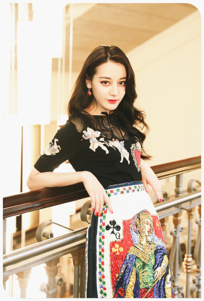 迪丽热巴优雅的美女,一袭民族风半身裙,尽显娉婷婀娜的身姿
