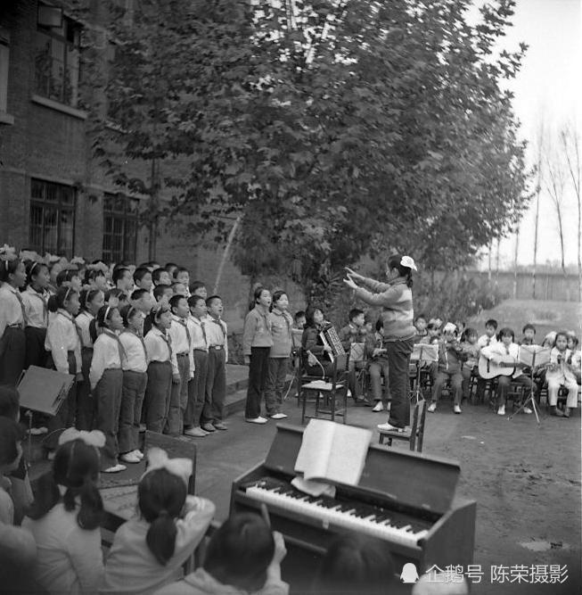 80年代三线厂小学生课外活动 雨中给家长送伞