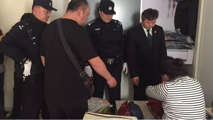 鼓楼法院在执行一起民事借贷纠纷案,现场发现大量高档商品