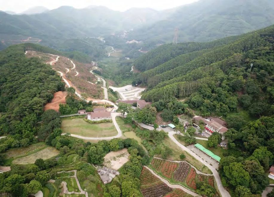 增城区小楼二龙山森林公园位于广东省东部,广州市中部的小楼镇邓山村