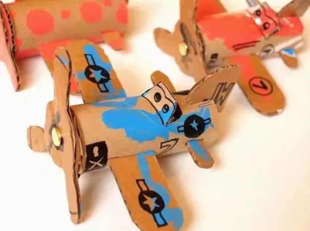 幼儿园废物利用,制作飞机小玩具