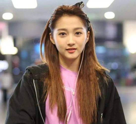 关晓彤为啥一直不戴眼镜?当她戴眼镜后,才明白什么是宅男女神
